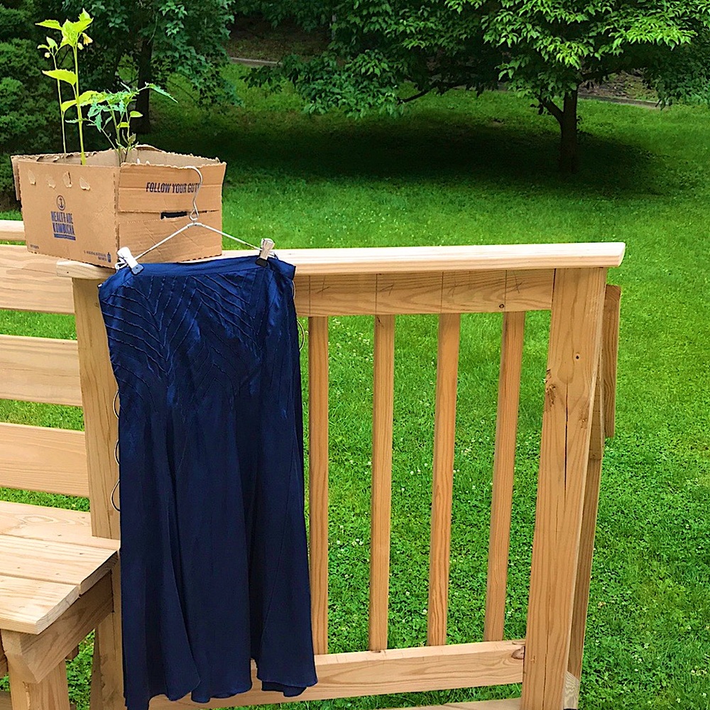 Size 4 DKNY navy blue silk skirt